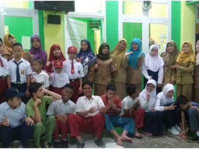 Kepala Sekolah bersama Majelis Guru dan Siswa