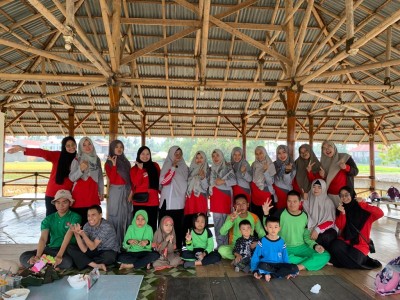 Kearifan Lokal Mengunjungi Jalur Wisata Daerah (foto bersama)