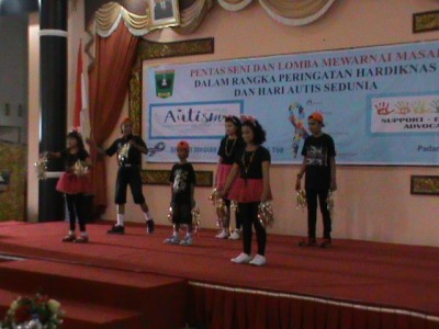 Pentas Seni Dalam Rangka Hari Autis di Auditorium Gurbenuran Sumbar pada Mai 2016