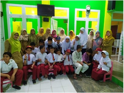 Kepala Sekolah bersama Majelis Guru dan Siswa